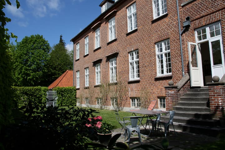 Child-friendly villa apt. w. garden