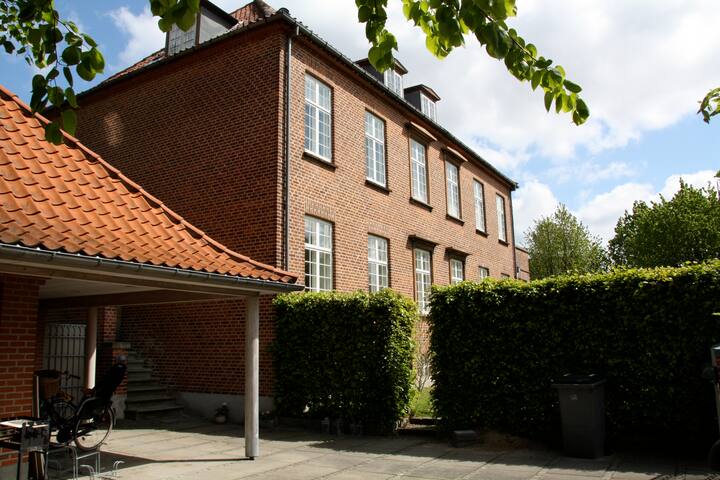 Child-friendly villa apt. w. garden gallery image 3