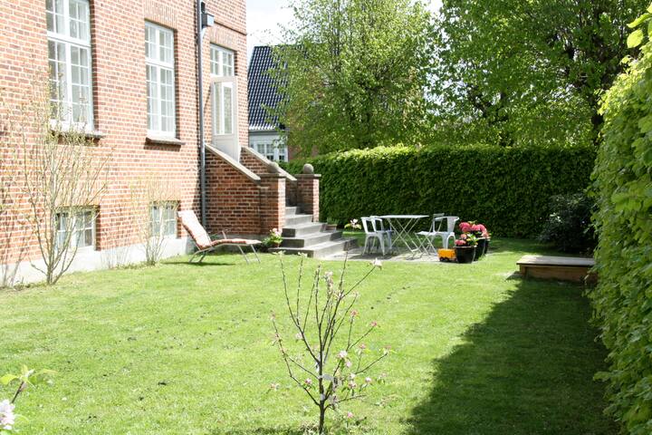 Child-friendly villa apt. w. garden gallery image 2