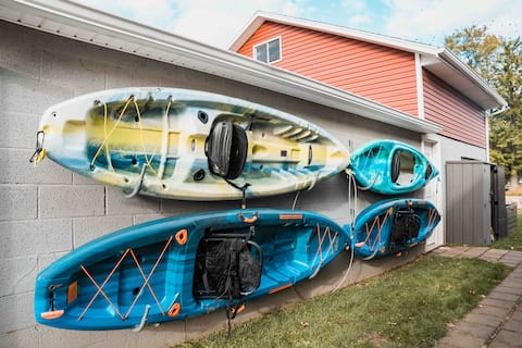 Cozy Nature Retreat • Kayaks, Hot Tub & Home Gym