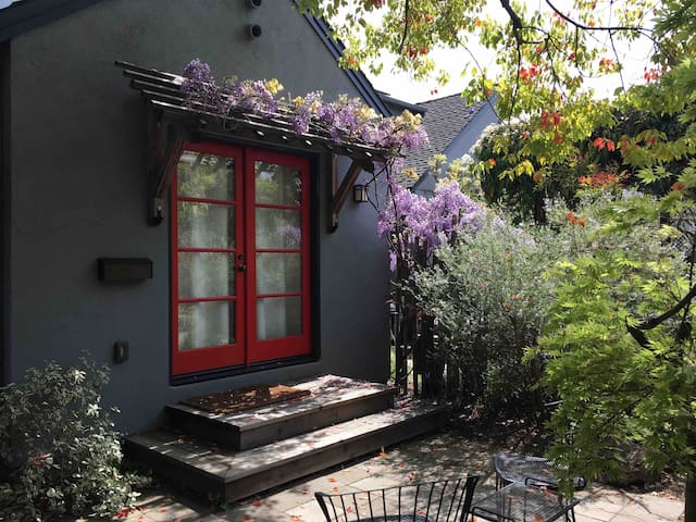 Comfortable studio in downtown Mountain View