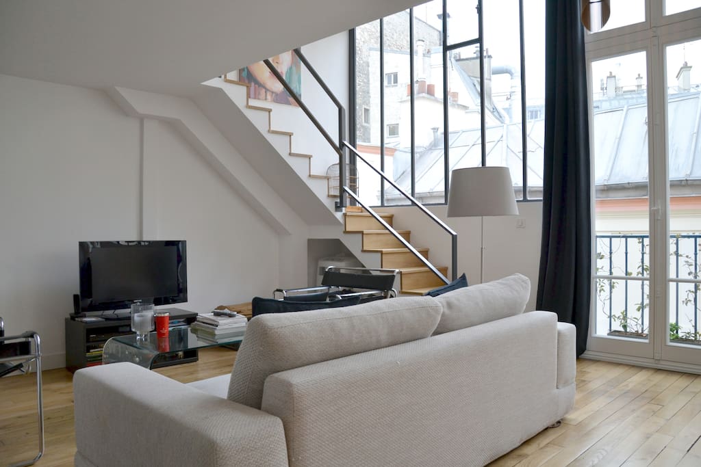 Le séjour avec TV satellite et wifi