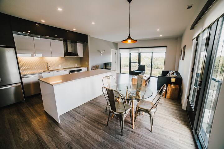 Charming 2BR Apt Close to Assiniboine Park and Zoo gallery image 3