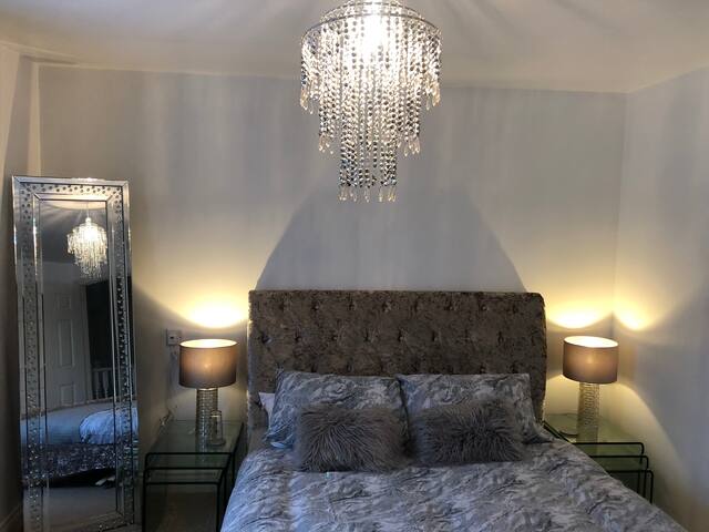 Cosy large room shared bathroom with  guest