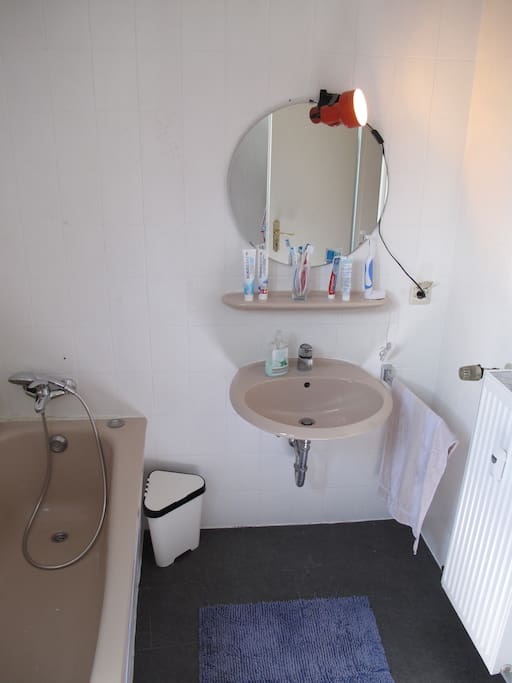 Towels etc. are provided in the bathroom.