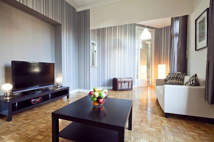 Executive cataluña 6 , 5 bedrooms, WIFI , A/C gallery image 4