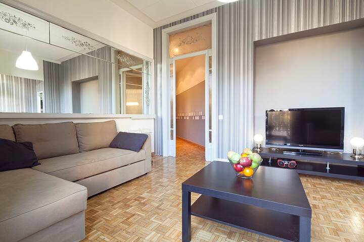 Executive cataluña 6 , 5 bedrooms, WIFI , A/C gallery image 3