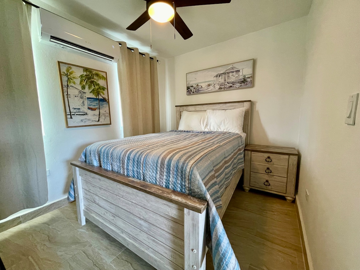 #4 Chumba cha kulala (ghorofa ya 2)

CHUMBA CHA POVU LA BAHARINI 
-Kitanda kamili
--Nightstand iliyo na tovuti-unganishi za usb
- Kiyoyozi/Feni ya dari