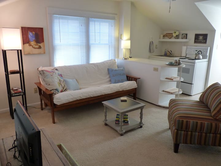 Bright & Cozy Upstairs Apartment/Near Downtown