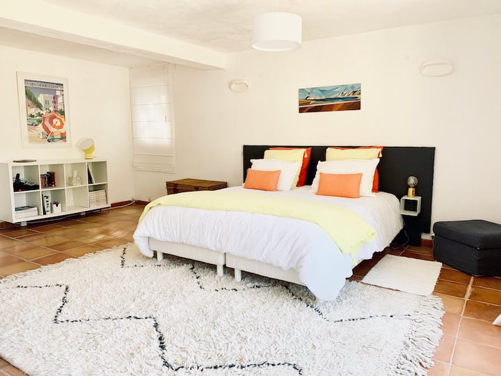 chumba cha kulala sakafu ya chini
kitanda aina ya queen