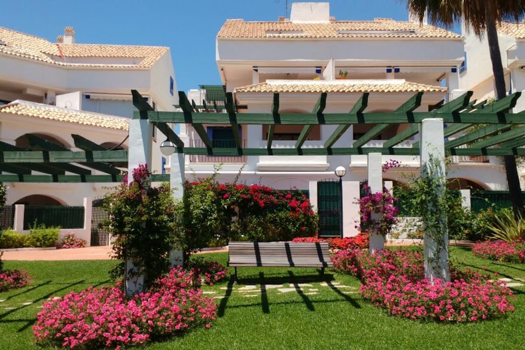 Urbanización cerrada y segura con jardines muy cuidados