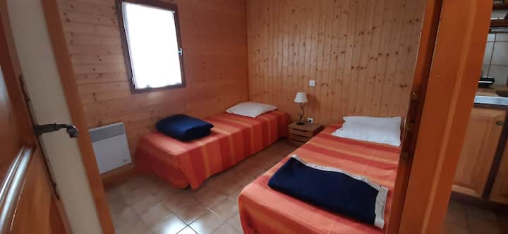 Спална соба А: 2 двокреветни кревета во 80 см