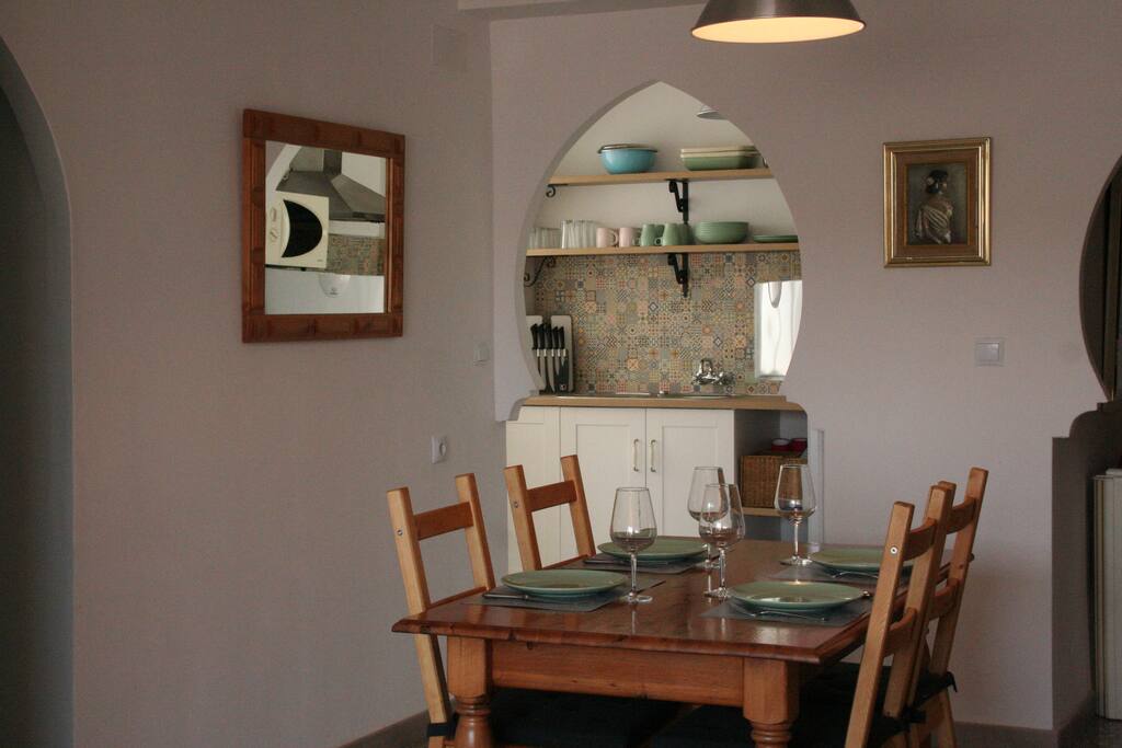eetkamer met zicht op de keuken