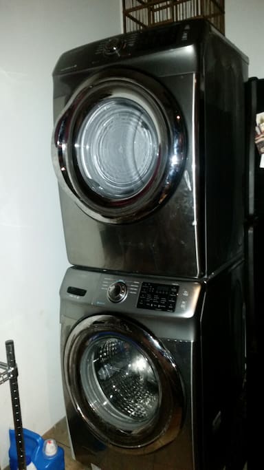 Washer/Dryer Available