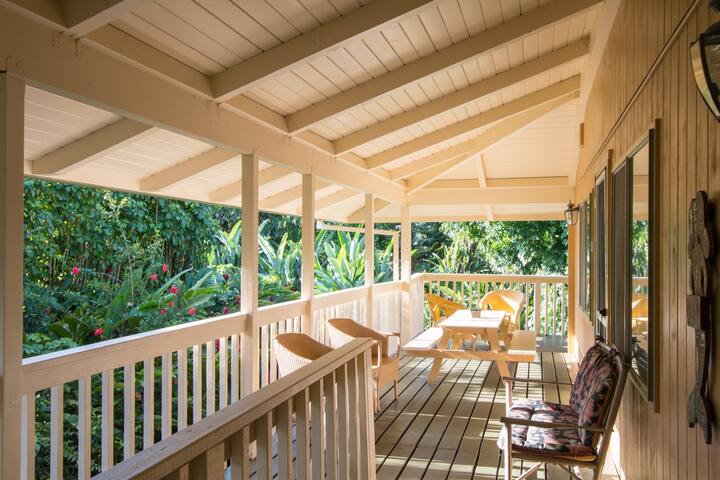 Beautiful Home One Block to Beach at Hanalei Bay gallery image 4