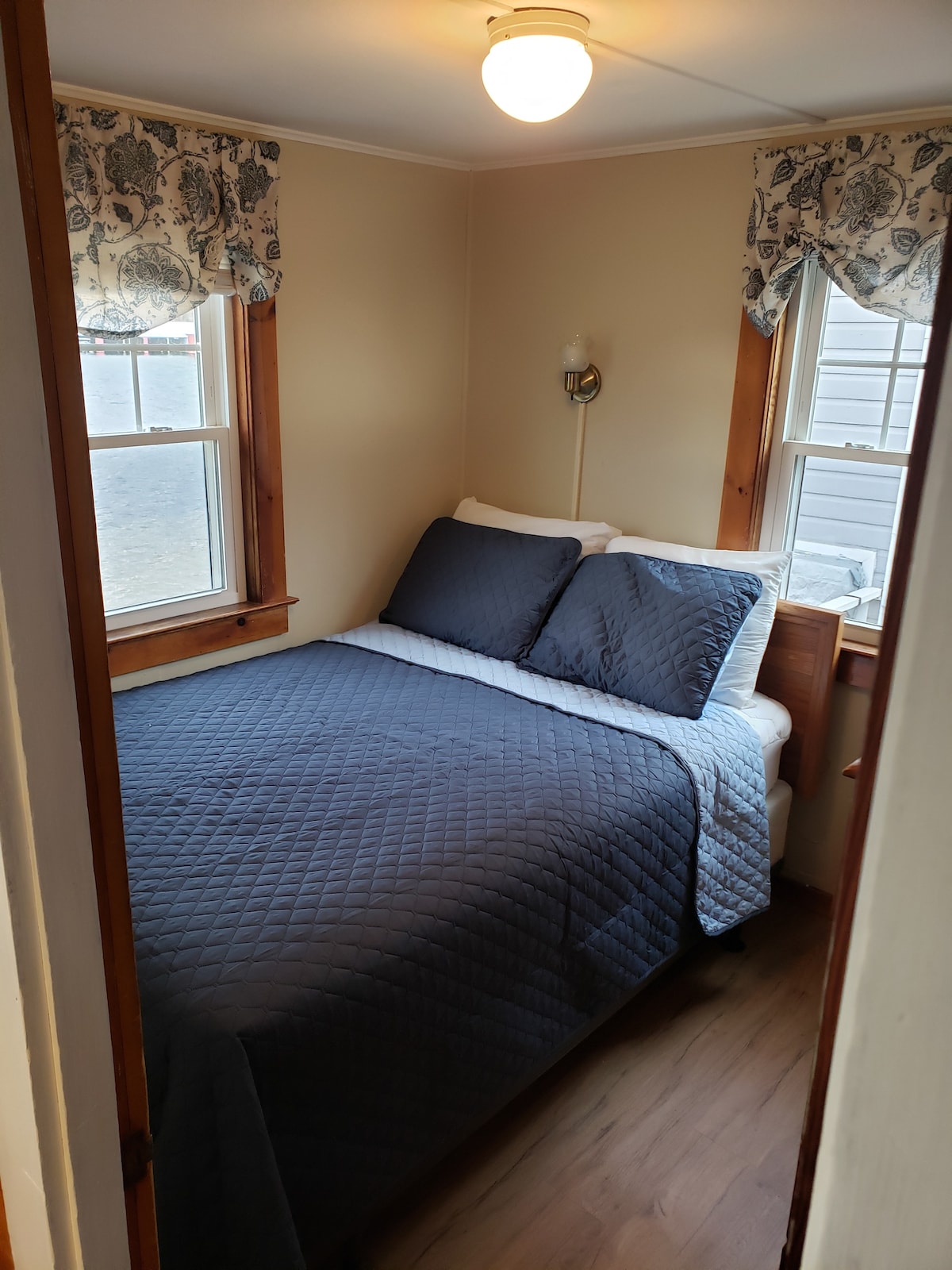 Slaapkamer aan het meer, groot bed