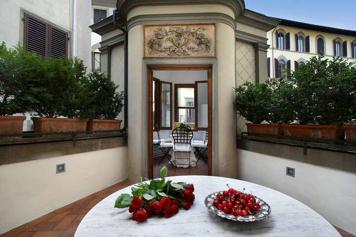 Top Luxury Apartment with terrace in Ponte Vecchio gallery image 2