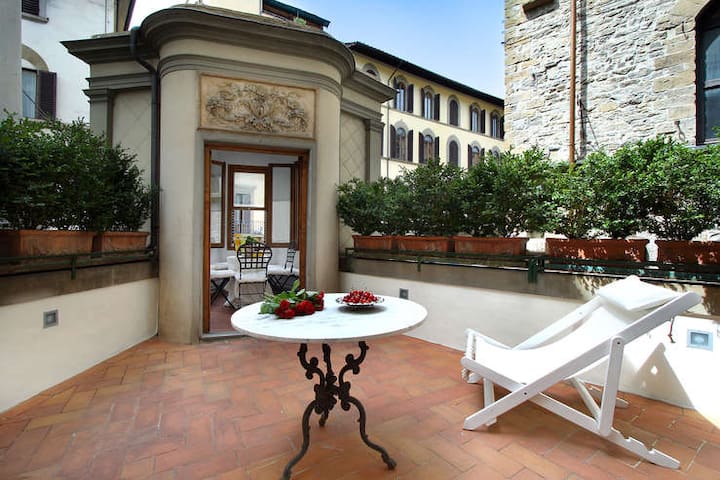 Top Luxury Apartment with terrace in Ponte Vecchio