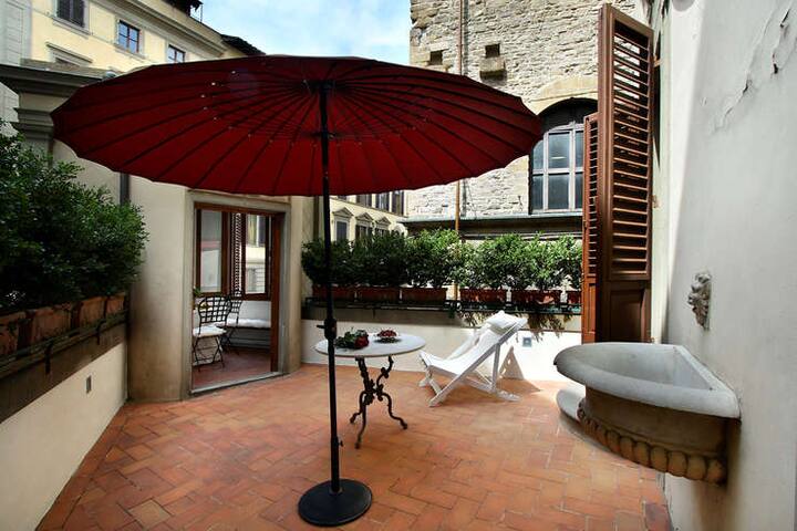 Top Luxury Apartment with terrace in Ponte Vecchio gallery image 3
