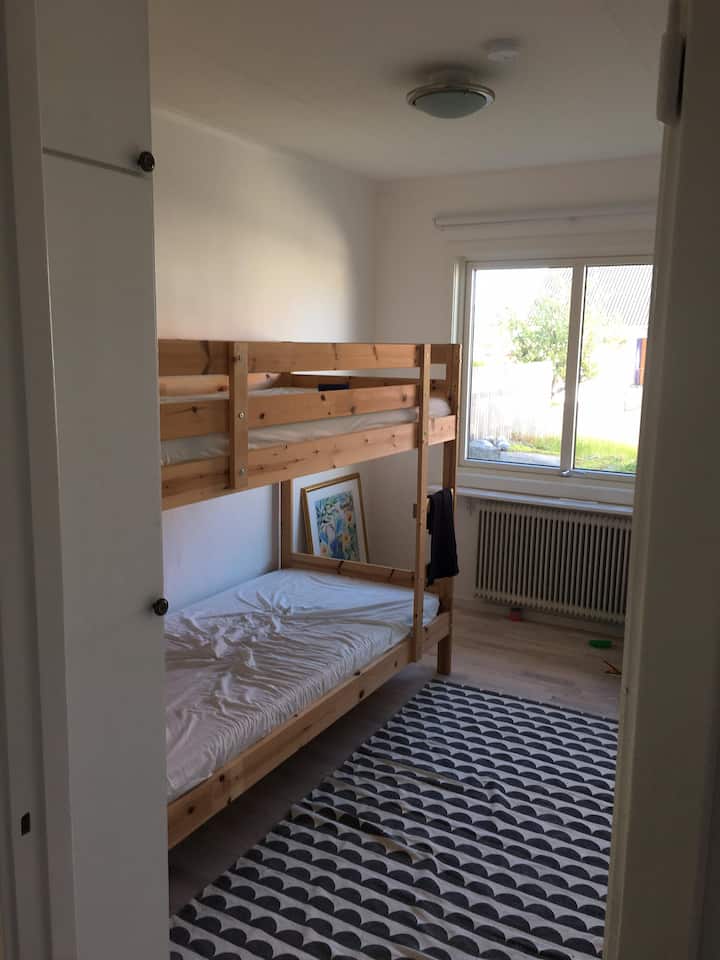 Troisième chambre avec un lit superposé 