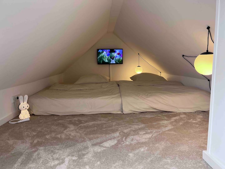 „Място за съхранение на легла“ на последния етаж, уютна пещера с телевизор. Включен е DNSnet телевизор