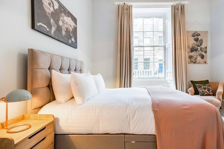 Bright, Sophisticated Gem in the Heart of Edinburgh gallery image 3