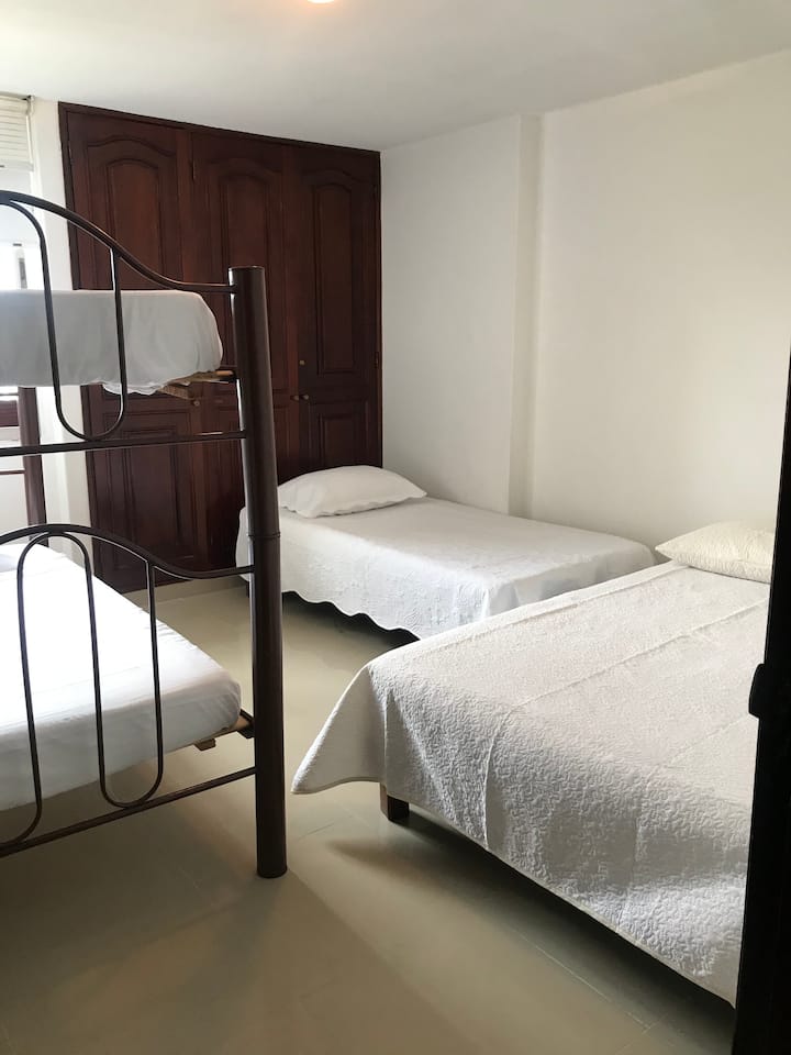Chambre 2. Lit double, lit simple et un lit superposé, climatisation et placard.
