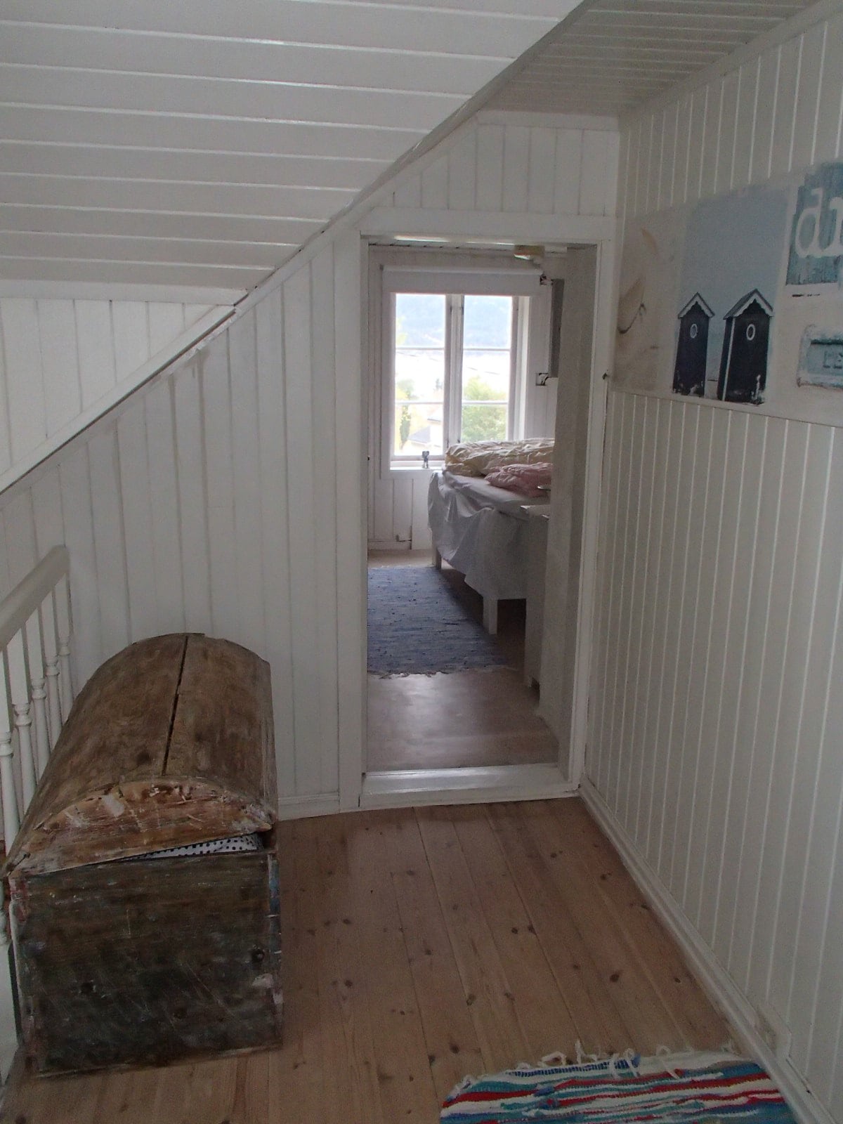 走廊2楼，卧室配有双人床。