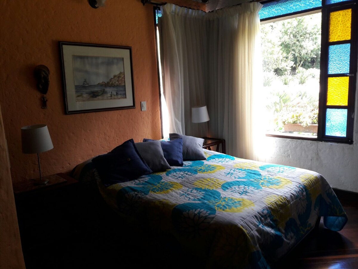 Chumba #3. Kitanda cha watu wawili, droo na televisheni. Ghorofa ya kwanza.