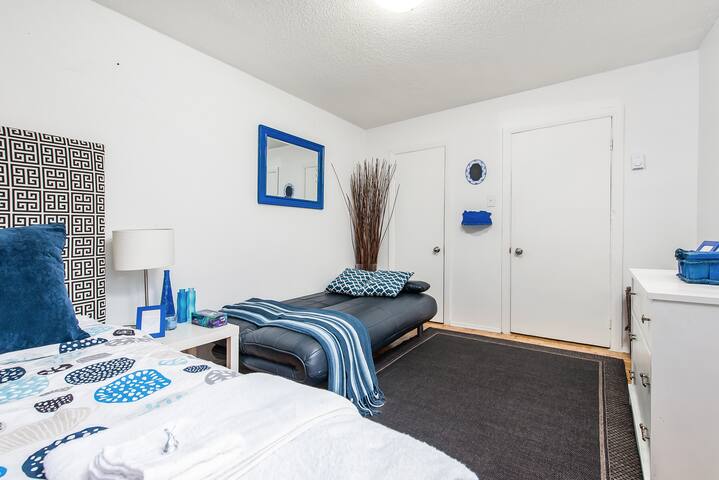 DOWNTOWN VIP MONTREAL , GOOD VALUE ,GREAT DECOR I gallery image 3