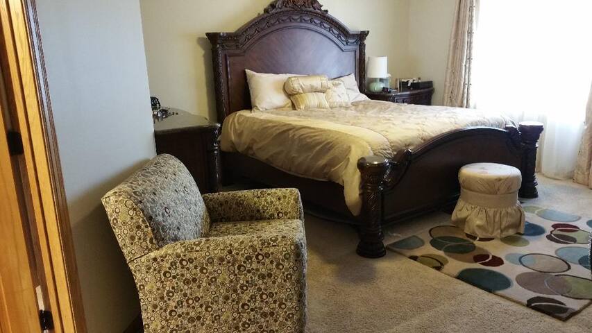 Spacious Home: 4BR 4BA and 4 Car Garage gallery image 5