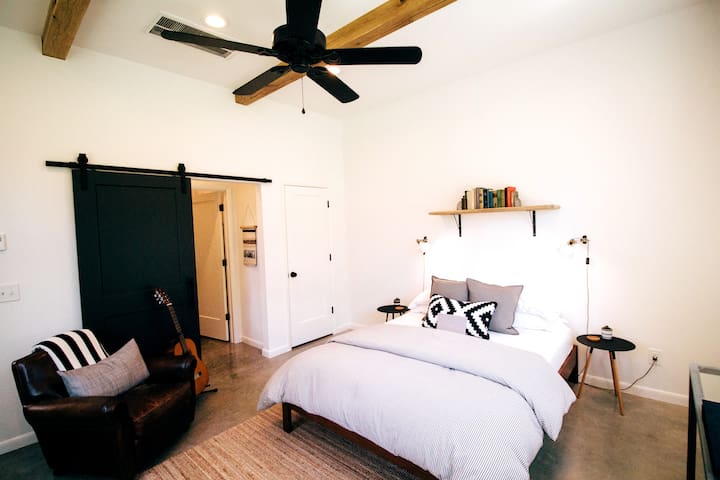 **Modern Studio** : Walk to Downtown