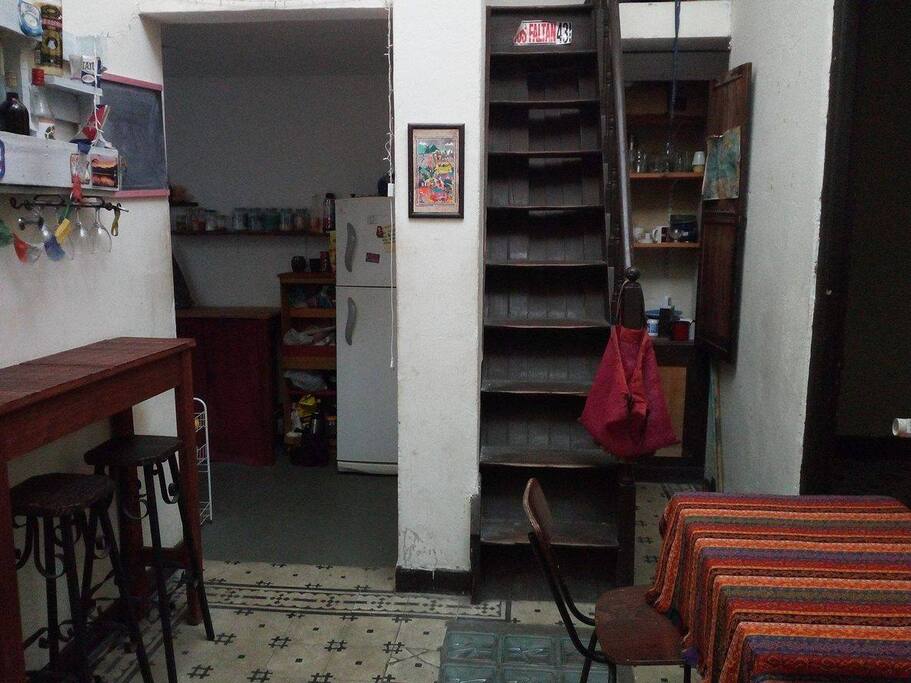 Cocina, comedor, escalera hacia la azotea.