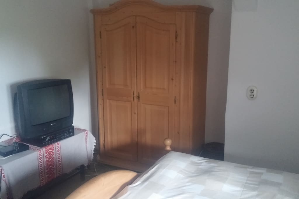 Kleiderschrank + TV