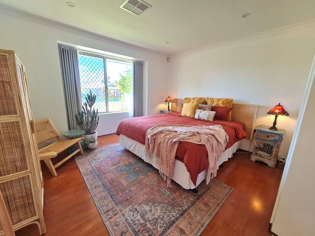 Charming 4BR Picket Fenced House gallery image 3