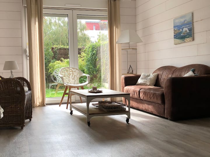 Beautiful apartment on the garden floor 100m from the beaches