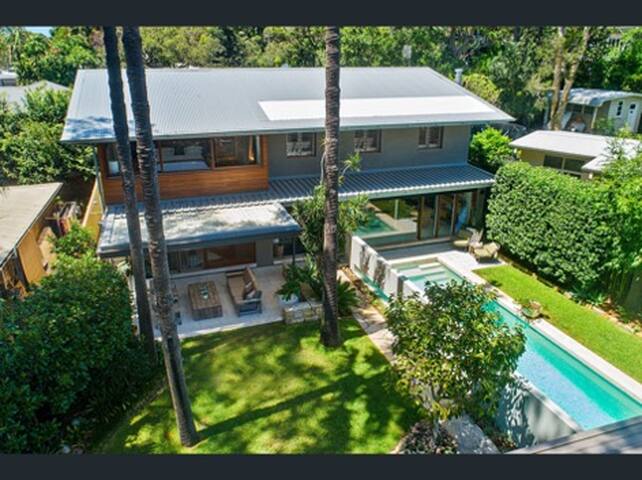 Private Luxury Style Resort on Ruskin Rowe gallery image 2