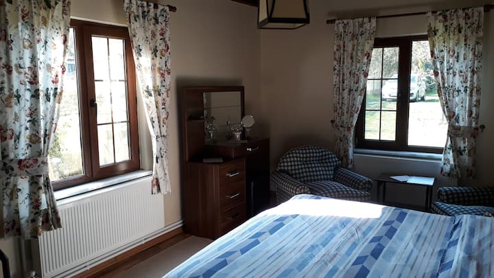 ห้องชั้นล่าง (เตียงคู่ 1 หลัง)