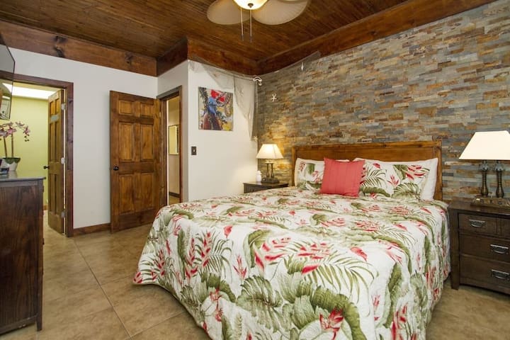 Deluxe, Hawaiian-Themed Penthouse!