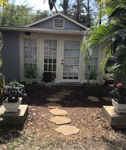 Cozy Cottage in Historic Ft Myers River District