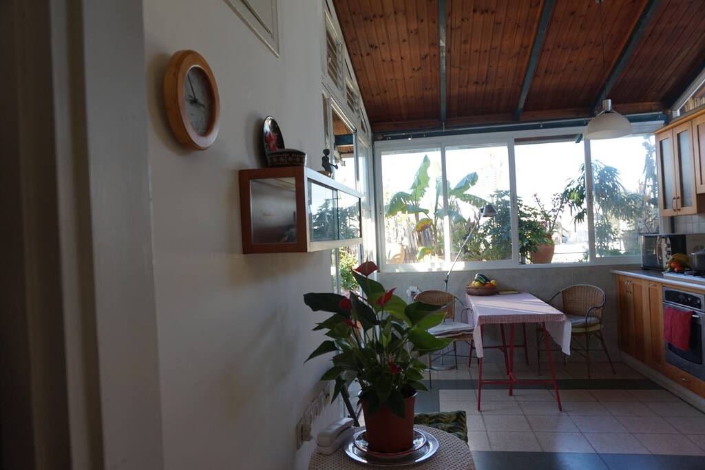Kitchen & Dining