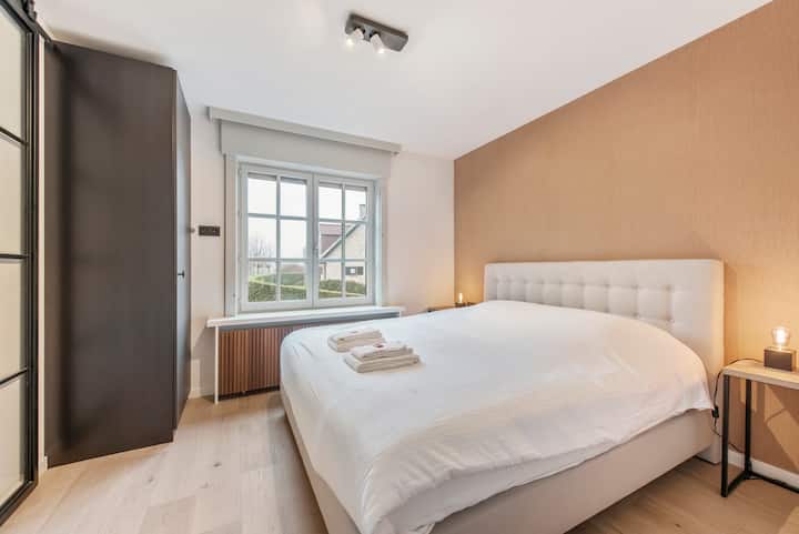 Chumba cha kulala ni patakatifu tulivu, kilichopambwa kwa uangalifu na fanicha za starehe na mapambo ya kutuliza, kuhakikisha likizo yenye utulivu kutoka kwenye shughuli nyingi za maisha ya kila siku.