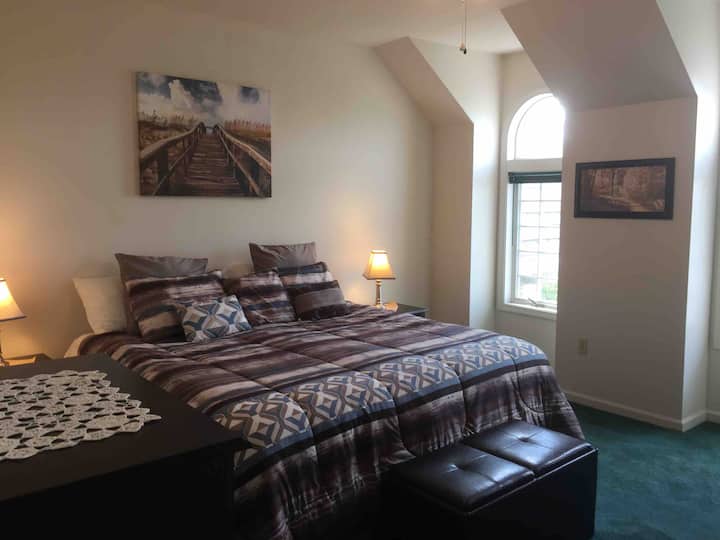 Chumba cha kulala kinachoangalia mbele (chumba cha kulala) chenye bafu na sehemu yake ya kuvaa.