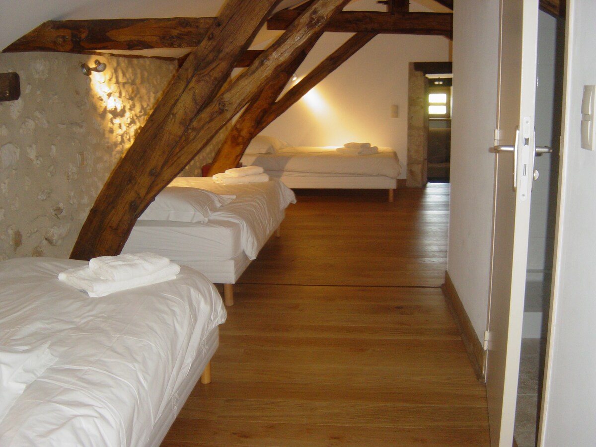 Bweni la ghorofani lenye vitanda 4 vya mtu mmoja, kitanda cha watoto, chumba cha kuoga na chumba cha kusoma