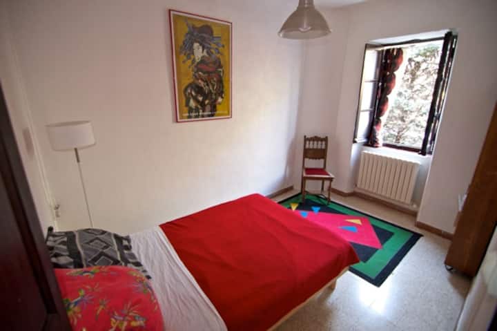 Chambre Van Gogh 1
Dritarja është ndryshuar. Pamja është në fusha: pemë bajamesh, ullinj dhe livando.
Shtrojat dhe dyshekët janë të rinj.