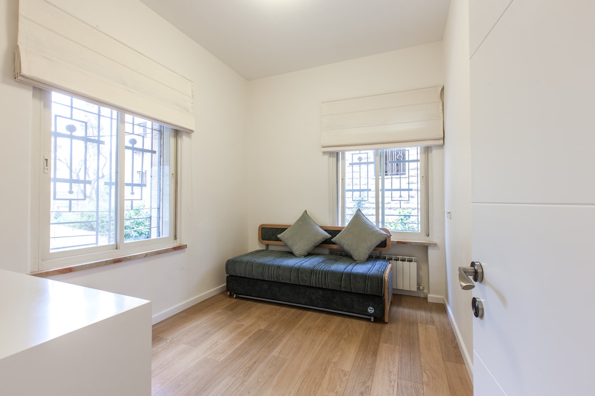 חדר שינה שלישי, נשלף ספה, יכול להלין 2.