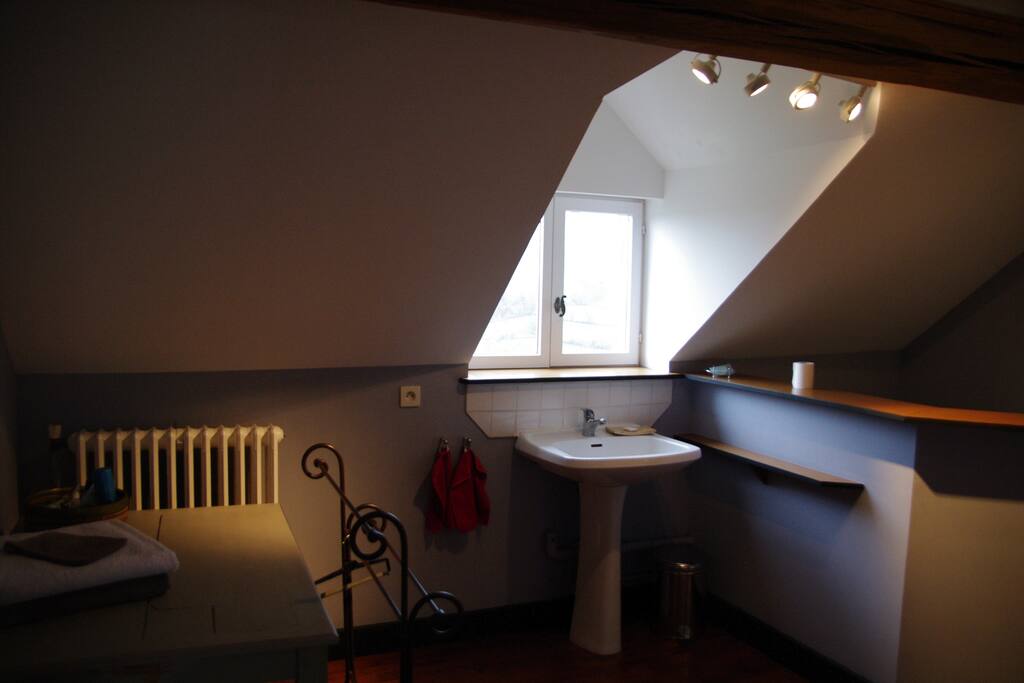 Au dernier étage de la maison, vous bénéficiez de la salle de bains indépendante, 2 chambres et un grand palier