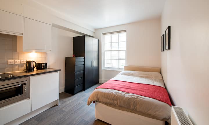Brand new studio in Victoria 13A