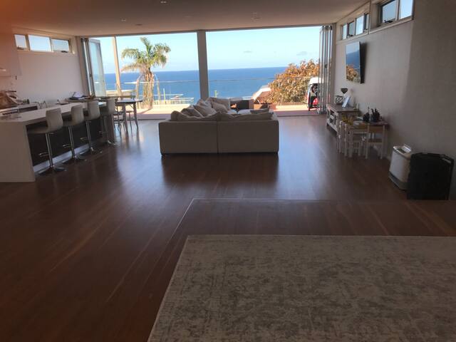 Stunning 4 Bedroom Home, Magnificent Water Views gallery image 2