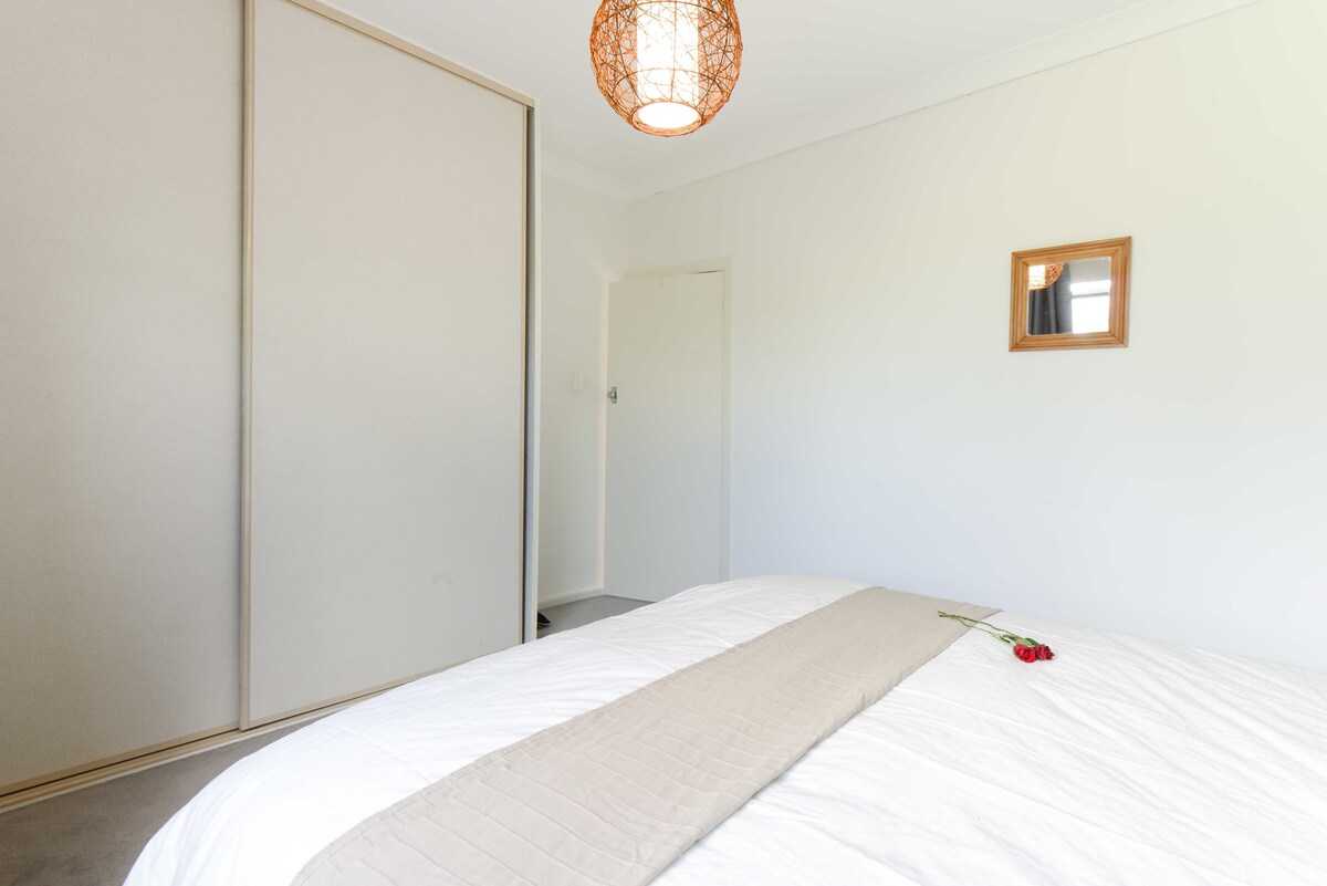 Prostrana spavaća soba s bračnim krevetom